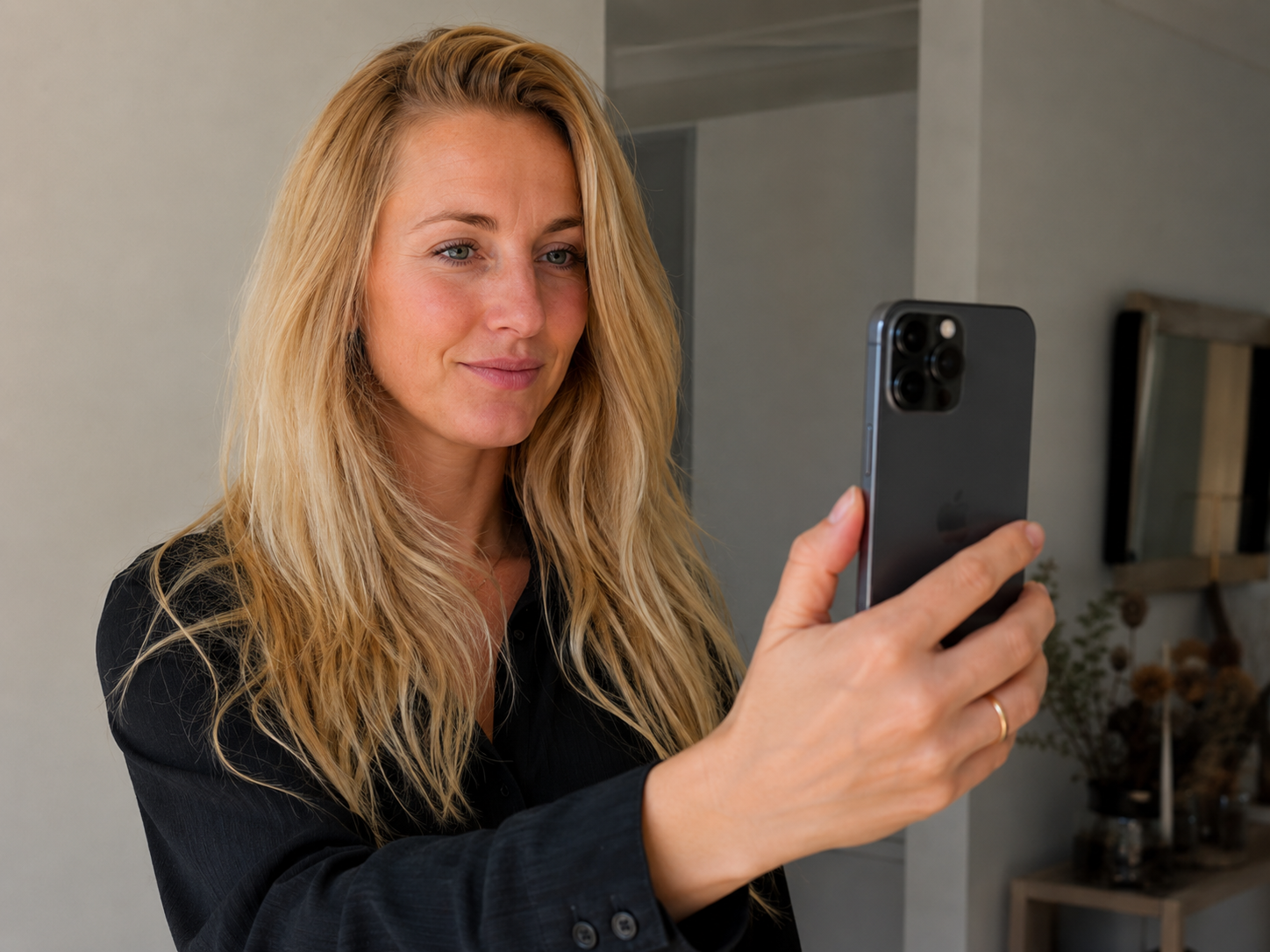 Persoon doet biometrische gezichtsverificatie met de telefoon