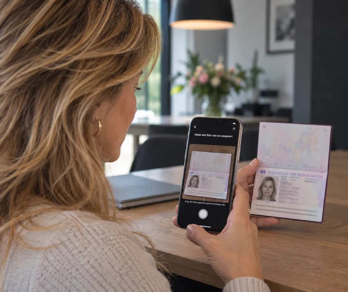 Vrouw maakt met haar telefoon een foto van haar paspoort