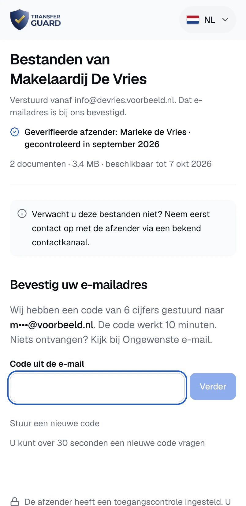 Ontvangstpagina op een iPhone: Bestanden van Makelaardij De Vries, 2 documenten. De ontvanger vult de code uit de e-mail in.